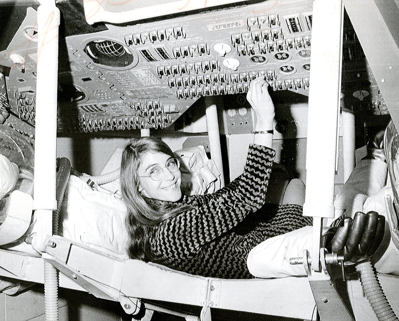 Margaret Hamilton, matemática e pioneira da engenharia de software, morreu em 30 de setembro de 2026, aos 90 anos, em Cambridge, Massachusetts. A informação foi confirmada por sua filha, Lauren. Hamilton ganhou destaque por liderar no MIT a equipe responsável pelo desenvolvimento do software de voo dos computadores de bordo das missões Apollo, incluindo o sistema que auxiliou Neil Armstrong e Buzz Aldrin durante o pouso da Apollo 11 na Lua. Sua atuação ajudou a transformar a programação em uma á -  (crédito: NASA/Domínio Público/Wikimedia Commons)