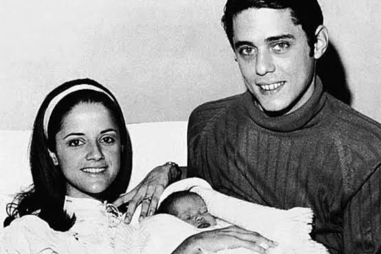 Casados entre 1966 e 1999, Chico e Marieta tiveram três filhas: Sílvia Buarque, Helena Buarque e Luísa Buarque. Durante a ditadura militar, o casal viveu na Itália, onde Marieta, grávida da primeira filha, foi aconselhada a não retornar ao Brasil após acompanhar o marido no lançamento de um álbum em Roma. Sílvia nasceu em Roma em 1969, enquanto as duas irmãs nasceram no Brasil.
