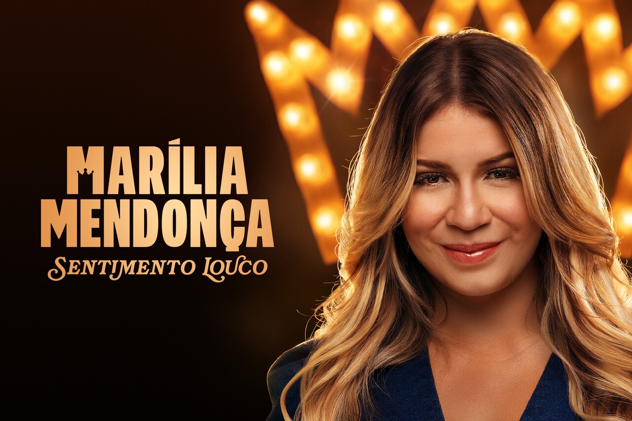 Disponível no Prime Video, o documentário “Marília Mendonça: sentimento louco” revisita a trajetória pessoal e profissional da cantora, que morreu em novembro de 2021, aos 26 anos, em um acidente aéreo. A produção reúne depoimentos de pessoas próximas à artista e apresenta histórias sobre sua vida, seus relacionamentos, suas amizades e os bastidores de sua carreira.
