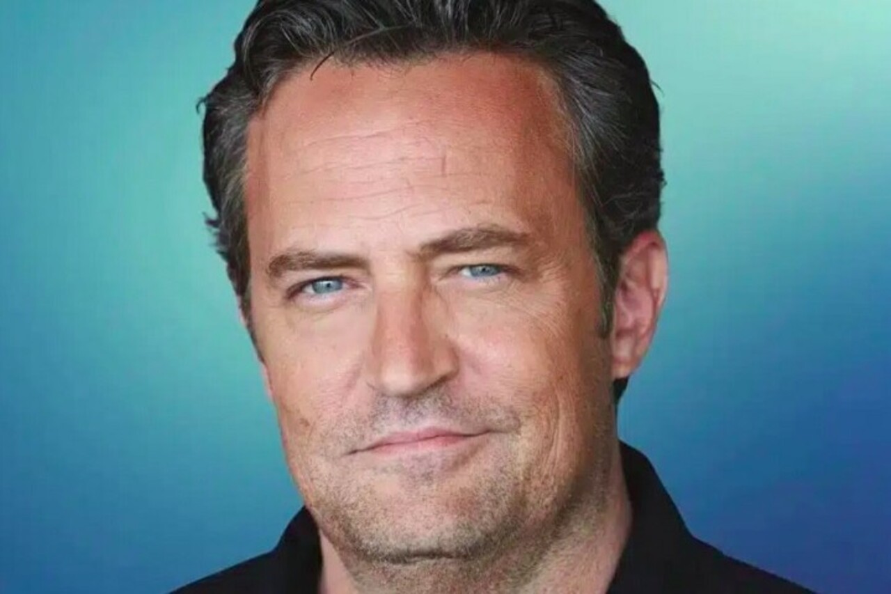 Matthew Perry morreu em 28 de outubro de 2023, aos 54 anos, após ser encontrado inconsciente em uma banheira de hidromassagem em sua casa, em Los Angeles, nos Estados Unidos. Conhecido mundialmente por interpretar Chandler Bing na série “Friends”, exibida entre 1994 e 2004, o ator teve a morte associada aos efeitos agudos da cetamina, conforme apontou o laudo pericial.
