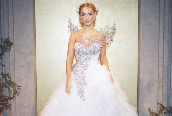 Mckenna Grace recria look de Katniss em evento de “Jogos Vorazes”