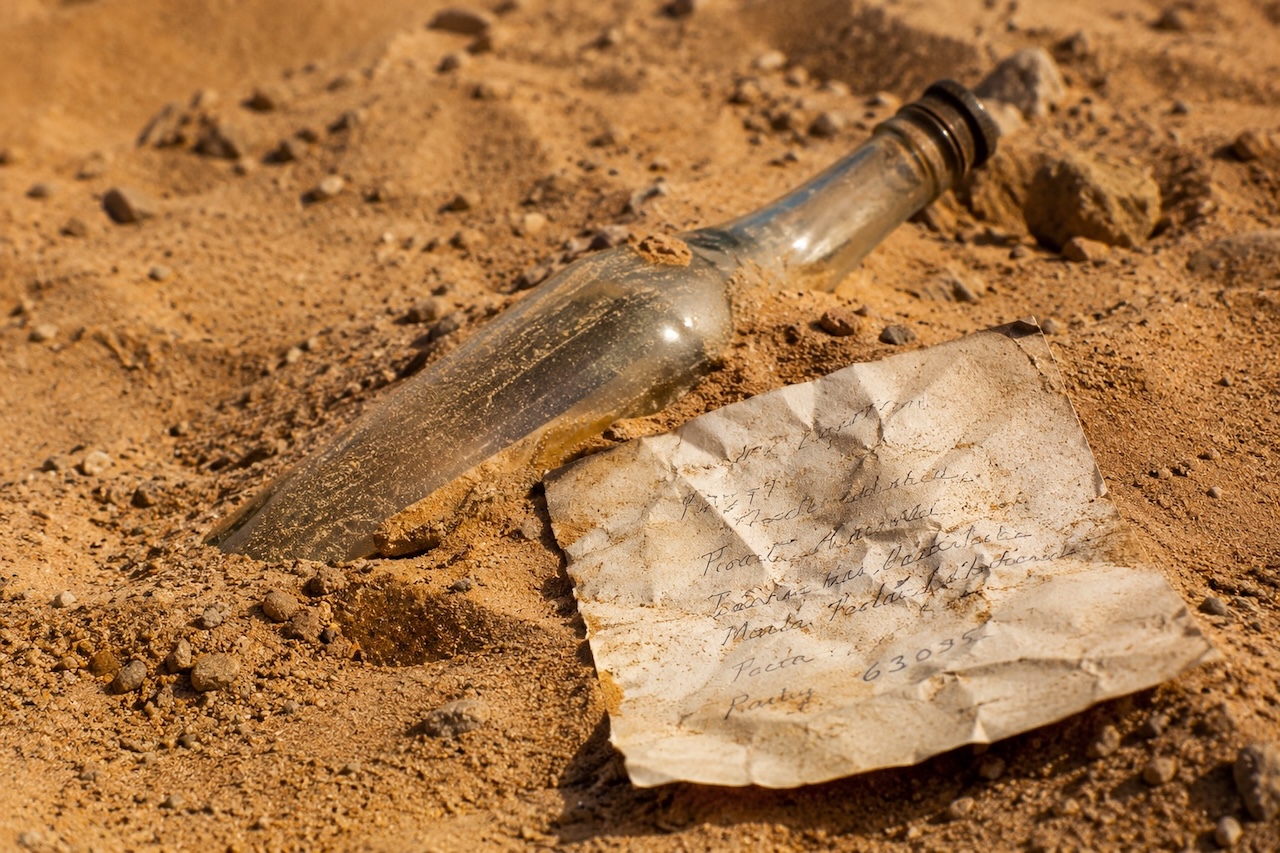 Mensagem na Garrafa no Deserto – Imagem gerada por IA