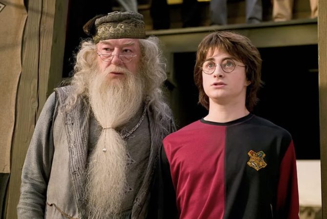 Daniel Radcliffe revela como lidava com dificuldades de Michael Gambon para decorar falas em ‘Harry Potter’
