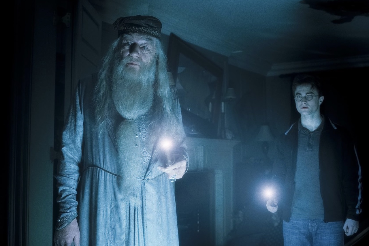 Ao notar o que acontecia, Radcliffe encontrou uma maneira prática de colaborar: passou a segurar cartazes com as falas de Gambon nas sequências em que os dois contracenavam. “Às vezes, o Michael pedia muitas desculpas, porque estava falando comigo e a placa precisava ficar na frente do meu rosto