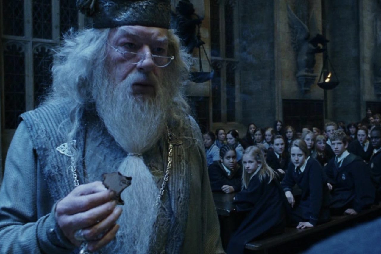 No trecho em questão, Radcliffe conta que passou a ajudar depois que surgiram os primeiros sinais de demência no veterano. Em seis filmes da saga, Gambon interpretou Alvo Dumbledore, diretor da escola de magia de Hogwarts. Ele assumiu o personagem após a morte de Richard Harris, responsável pelo papel nos dois primeiros longas. -  (crédito: Reprodução)