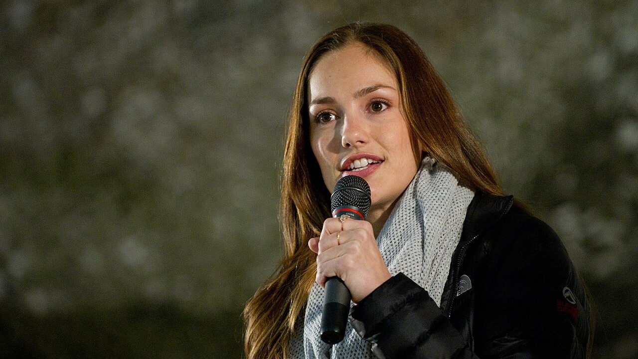 Antes do primeiro encontro presencial, os dois conversaram por telefone durante cerca de um mês. Em novembro de 2025, durante uma participação no programa “The Drew Barrymore Show”, Minka revelou que Dan leu seu livro de memórias, “Tell Me Everything”, antes de os dois se conhecerem pessoalmente. Ao longo do relacionamento, o casal manteve a discrição e fez poucas aparições públicas. 
