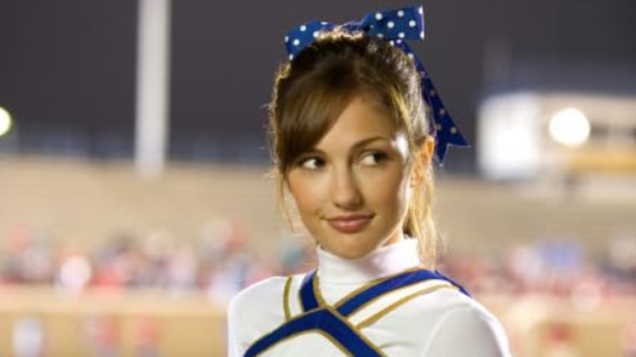Minka Dumont Kelly nasceu em 24 de junho de 1980, em Los Angeles, nos Estados Unidos. A atriz ficou conhecida por interpretar a líder de torcida Lyla Garrity na série “Friday Night Lights”, exibida entre 2006 e 2011 e que teve cinco temporadas. Ela também participou de produções como “Colega de Quarto”, “Esposa de Mentirinha”, “(500) Dias com Ela”, “Titãs” e “Ransom Canyon”. 
