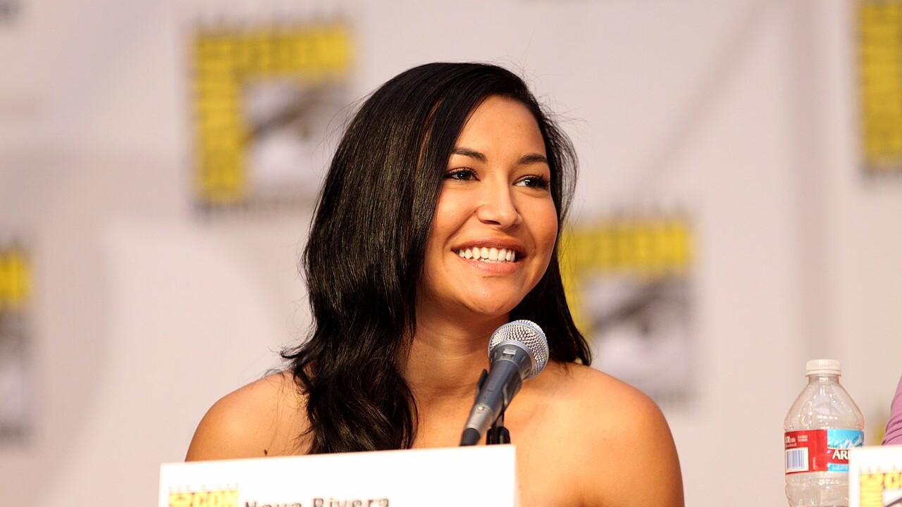 Naya, que deu vida a Santana Lopez em “Glee”, morreu em julho de 2020, aos 33 anos, após se afogar no lago Piru, na Califórnia, nos Estados Unidos. Segundo as autoridades, a atriz conseguiu salvar o filho, que também estava na água, mas desapareceu em seguida. Seu corpo foi encontrado cinco dias depois pelas equipes de busca do condado de Ventura, responsável pela região do lago.
