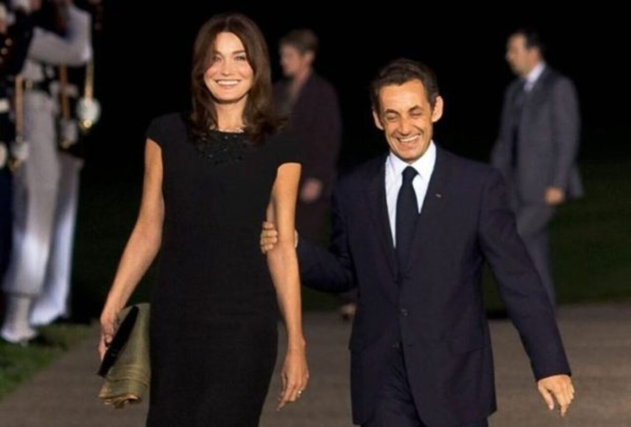 Em 2007, a artista conheceu Nicolas Sarkozy, então presidente eleito da França, com quem se casou em fevereiro de 2008. A união levou Bruni ao centro da atenção política e midiática internacional, e ela assumiu o papel de primeira-dama durante o mandato do marido, encerrado em 2012. Nesse período, reduziu o ritmo de sua produção musical e também se envolveu em iniciativas humanitárias, incluindo ações relacionadas à educação e à saúde. Mesmo sob intensa exposição pública, manteve atividades liga