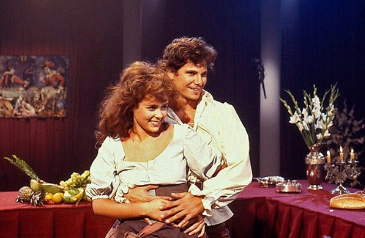Em 1989, a atriz integrou o elenco da novela “Que Rei Sou Eu?”, produção de época que misturava humor, aventura e crítica social. Nos anos seguintes, participou de outras obras importantes, entre elas “Fera Ferida”, exibida em 1993.. Paralelamente, manteve a ligação com o cinema, atuando em filmes como “O Mandarim” (1995), dirigido por Júlio Bressane, e “A Dona da História” (2004), de Daniel Filho. No teatro, continuou trabalhando com diretores de diferentes propostas estéticas.
