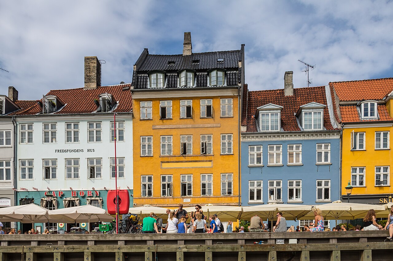 As fachadas pintadas em tons de amarelo, vermelho, azul e laranja são a principal marca de Nyhavn. Muitas construções remontam aos séculos XVII e XVIII. A mais antiga ainda preservada fica no número 9 e foi erguida em 1681.