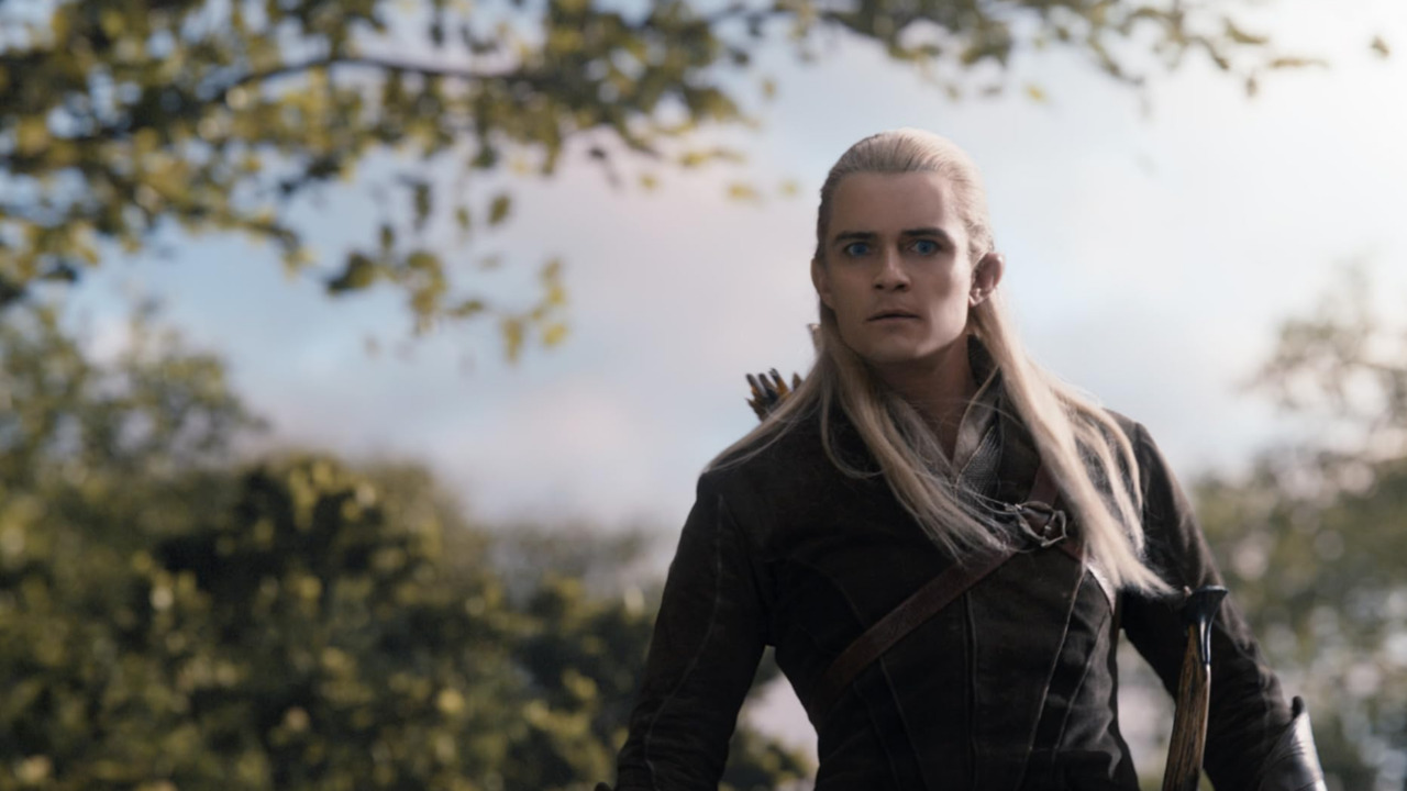 Lançada entre 2001 e 2003, a trilogia dirigida por Peter Jackson arrecadou cerca de 2,9 bilhões de dólares nas bilheterias mundiais. Mais tarde, Bloom voltou a interpretar Legolas em dois filmes da trilogia “O Hobbit”. Segundo rumores da época, ele recebeu 1 milhão de dólares pelos dois longas, além de bônus vinculados à bilheteria.
