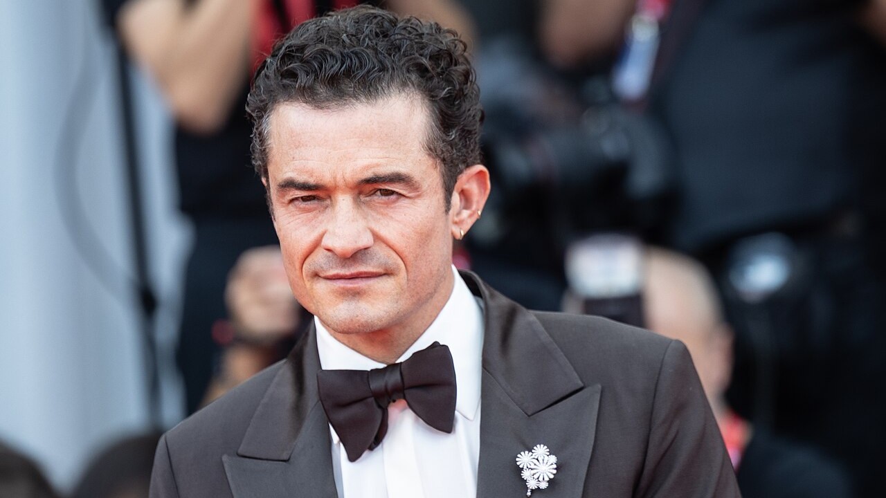 Nascido em 13 de janeiro de 1977, em Canterbury, no condado de Kent, na Inglaterra, Orlando Bloom se mudou para Londres aos 16 anos. Na capital britânica, integrou o National Youth Theatre por duas temporadas e recebeu uma bolsa de estudos da British American Drama Academy. Depois, se formou na Guildhall School of Music and Drama.
