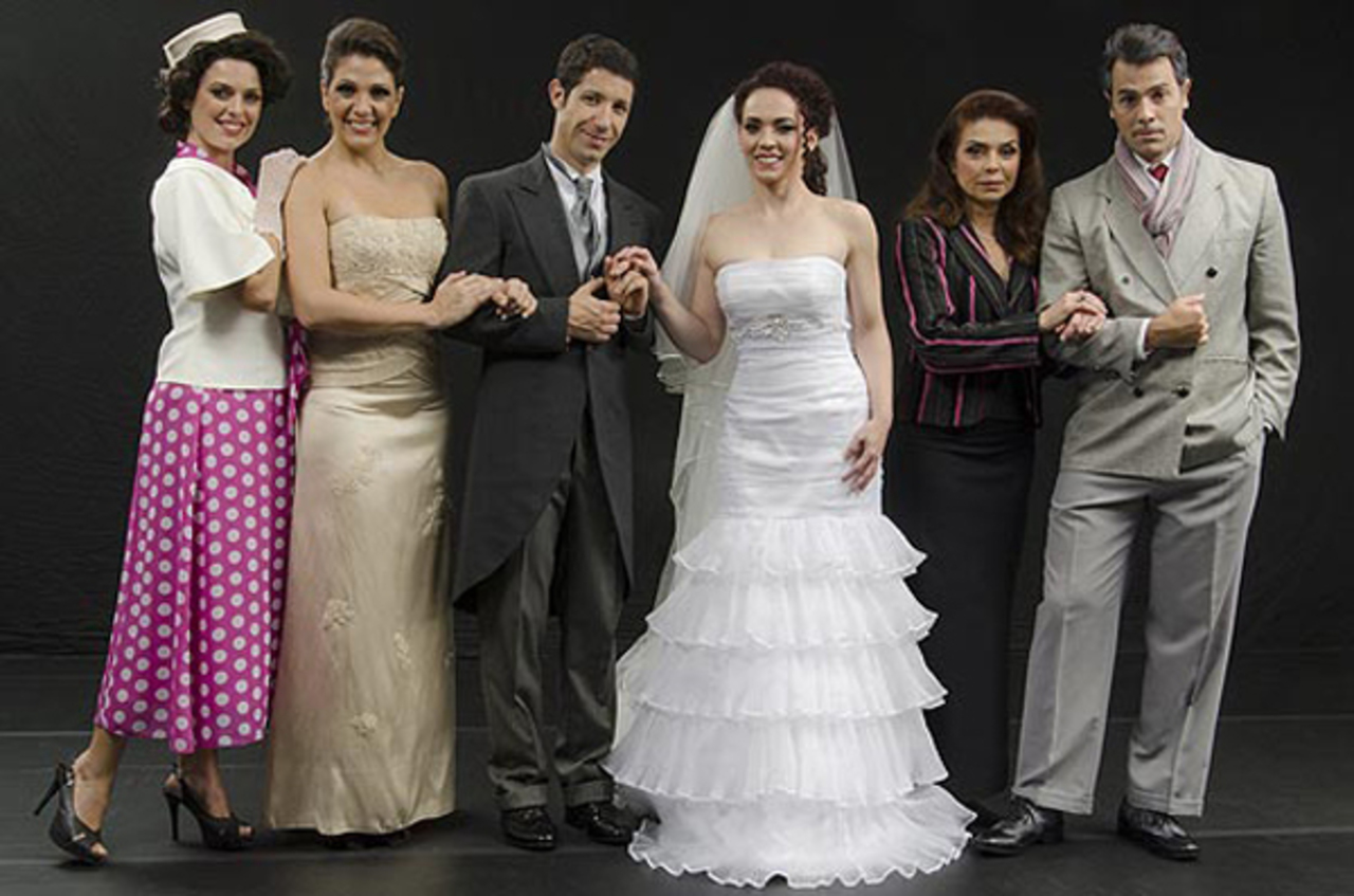 Depois da experiência na Bahia, Laila trabalhou em diferentes centros de produção cultural e fortaleceu sua ligação com o teatro musical. Participou de montagens como “Grease”, “Eu Te Amo Mesmo Assim” e “Gonzagão, a Lenda”, nas quais combinou interpretação e canto. Em 2012, integrou “Enlace – A Loja do Ourives” (foto), ampliando sua atuação em produções que exploravam a relação entre música e dramaturgia. Esses trabalhos prepararam o caminho para o papel que mudaria o alcance de sua carreira.
