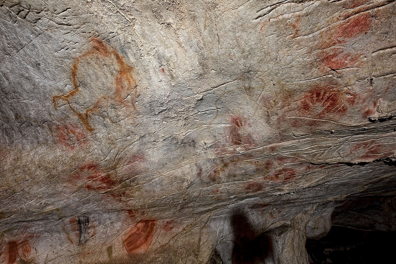 Em El Castillo, Garate e Palacio Pérez também encontraram desenhos de animais que aproveitam os relevos naturais da pedra. Algumas rachaduras parecem completar chifres ou formar o dorso de cavalos, o que sugere uma possível colaboração entre a natureza e a criatividade humana.