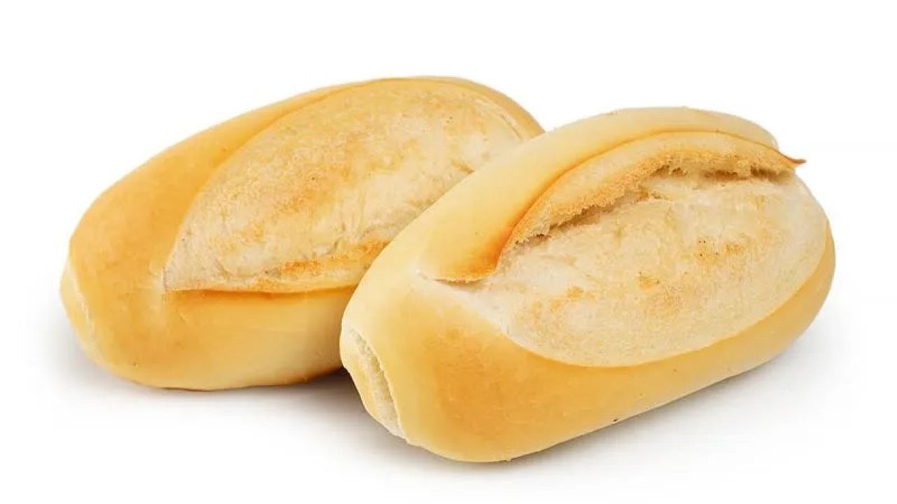 Pão francês: o pão consumido no café da manhã de grande parte dos brasileiros não é uma receita típica da França. A origem exata da receita é desconhecida, mas a teoria mais aceita é que, no início do século 20, integrantes da elite brasileira que viajavam ao exterior passaram a pedir que padeiros locais reproduzissem os pães franceses que provavam na Europa. O resultado foi uma receita adaptada aos ingredientes e ao gosto brasileiro. 
