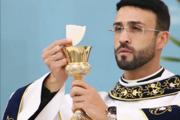 Paróquia de MG suspende comentários de vídeo após padre 'bonitão' chamar atenção de internautas – Reprodução/Instagram