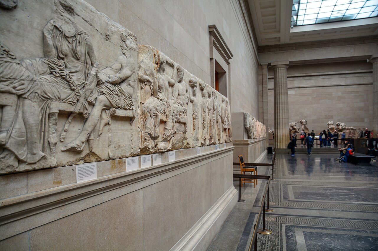 Entre as possibilidades discutidas está um acordo de intercâmbio cultural que permitiria a volta das esculturas a Atenas em troca da exposição de outras antiguidades gregas no museu britânico. A proposta envolveria, entre outras peças, itens do Museu Arqueológico Nacional de Atenas, fechado para reformas. Mitsotakis também mencionou o apoio anteriormente manifestado pelo primeiro-ministro do Reino Unido, Andy Burnham, à devolução das obras e defendeu que a reunificação do conjunto pode abrir cam