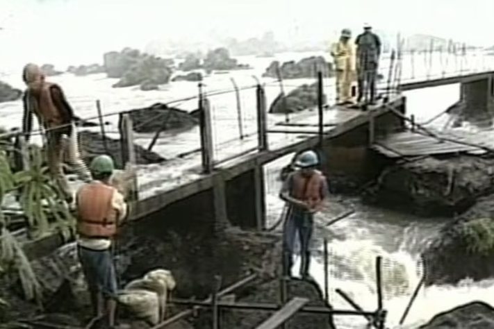 Passarela das Cataratas do Iguaçu durante a construção em 1992 – Reprodução/RPC