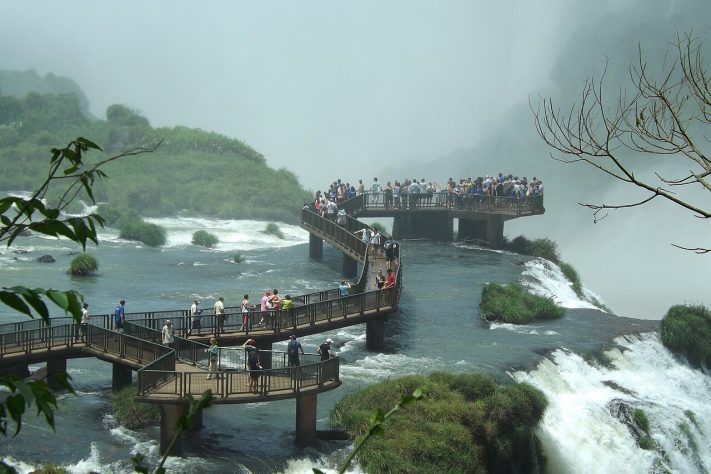 Passarela das Cataratas do Iguaçu durante a construção em 1992 – Wikimedia Commons/Renan Siqueira Teixeira