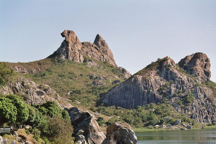 Pedra da Galinha Choca (Quixadá, Ceará) – Domínio Público