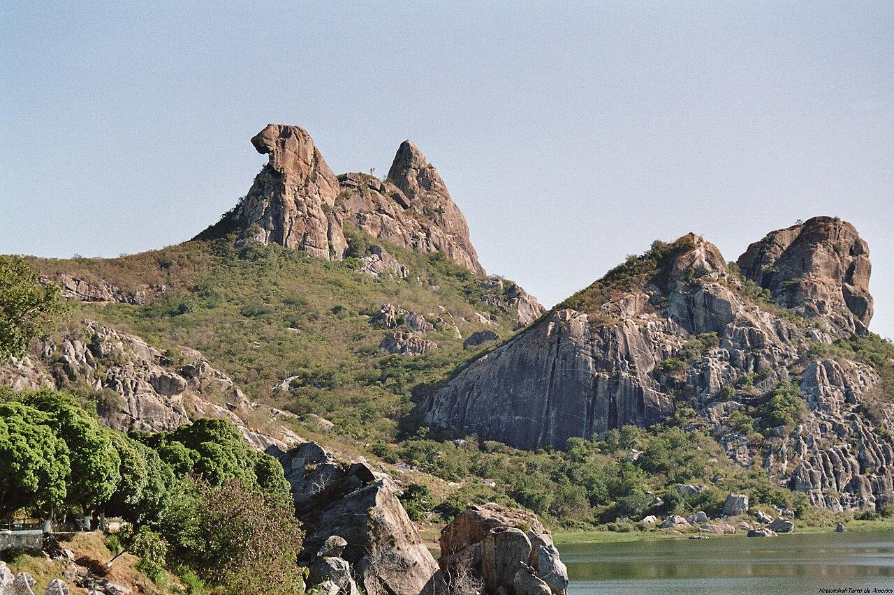 Situada a cerca de 170 quilômetros de Fortaleza, a cidade teve cenas gravadas tanto na área urbana quanto na zona rural, em locais como Tapuiará, Califórnia e Dom Maurício. O município é famoso pelo conjunto de monólitos que domina a paisagem, entre eles a Pedra da Galinha Choca, cuja forma lembra uma ave.