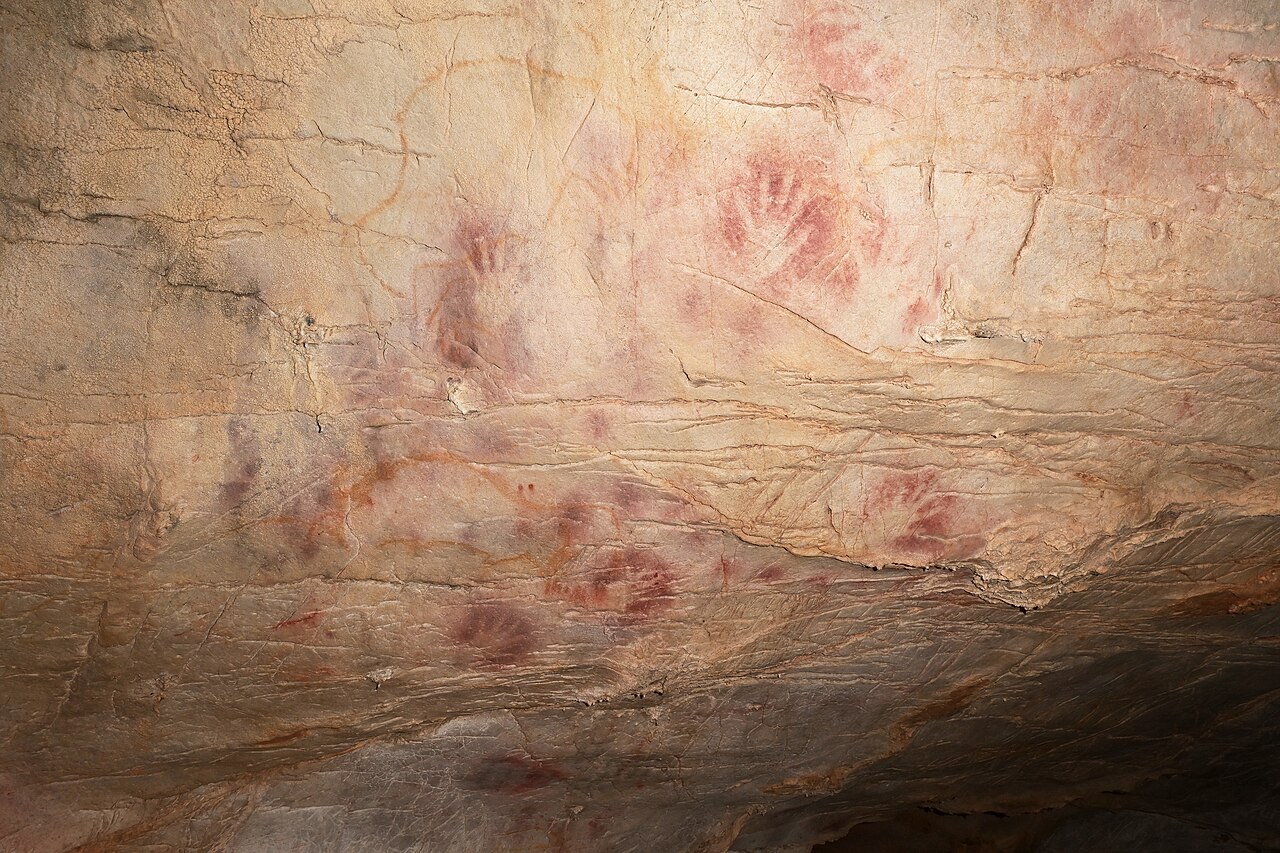 Essa experiência reforçou a hipótese de que a arte rupestre deve ser analisada em seu ambiente original, e não apenas como imagens estáticas. As marcas de mãos oferecem pistas semelhantes: estudos do arqueólogo Paul Pettitt identificaram impressões próximas a fendas e saliências que poderiam servir de apoio aos visitantes.