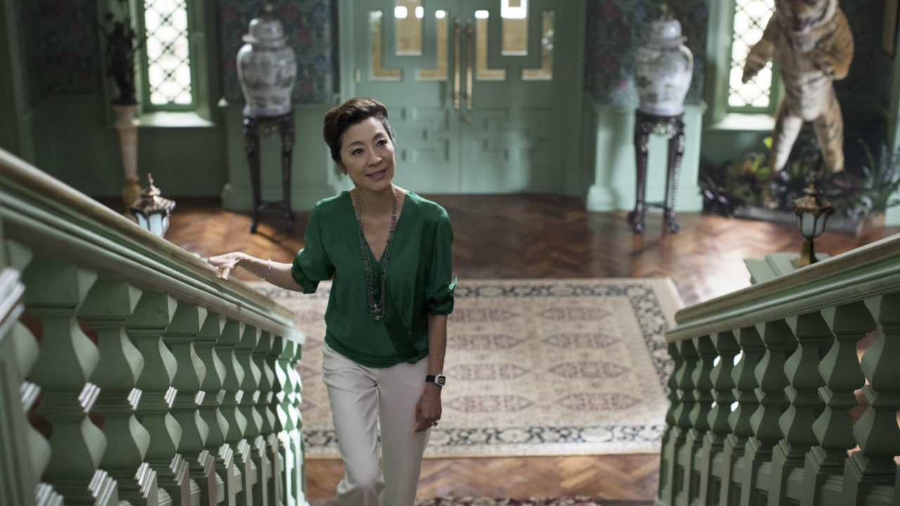 Constance Wu, Henry Golding e Ronny Chieng, que protagonizaram o filme, retornarão à história como integrantes fixos do elenco. Michelle Yeoh também reprisará seu papel, com participação recorrente. Yeoh conquistou o Oscar de melhor atriz em março de 2023 por sua atuação em “Tudo em Todo o Lugar ao Mesmo Tempo”.
