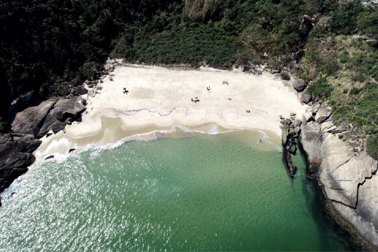 A relação inclui Caravelas, Tucuns e Peró, na Região dos Lagos; Praia do Forno, em Búzios; Praia Lagunar de Caiçara, em Arraial do Cabo; Praia de Ubás, em Iguaba Grande; Praia do Sossego, em Niterói; Praia das Pedras de Sapiatiba, em São Pedro da Aldeia; e Marina Costabella, em Angra dos Reis.