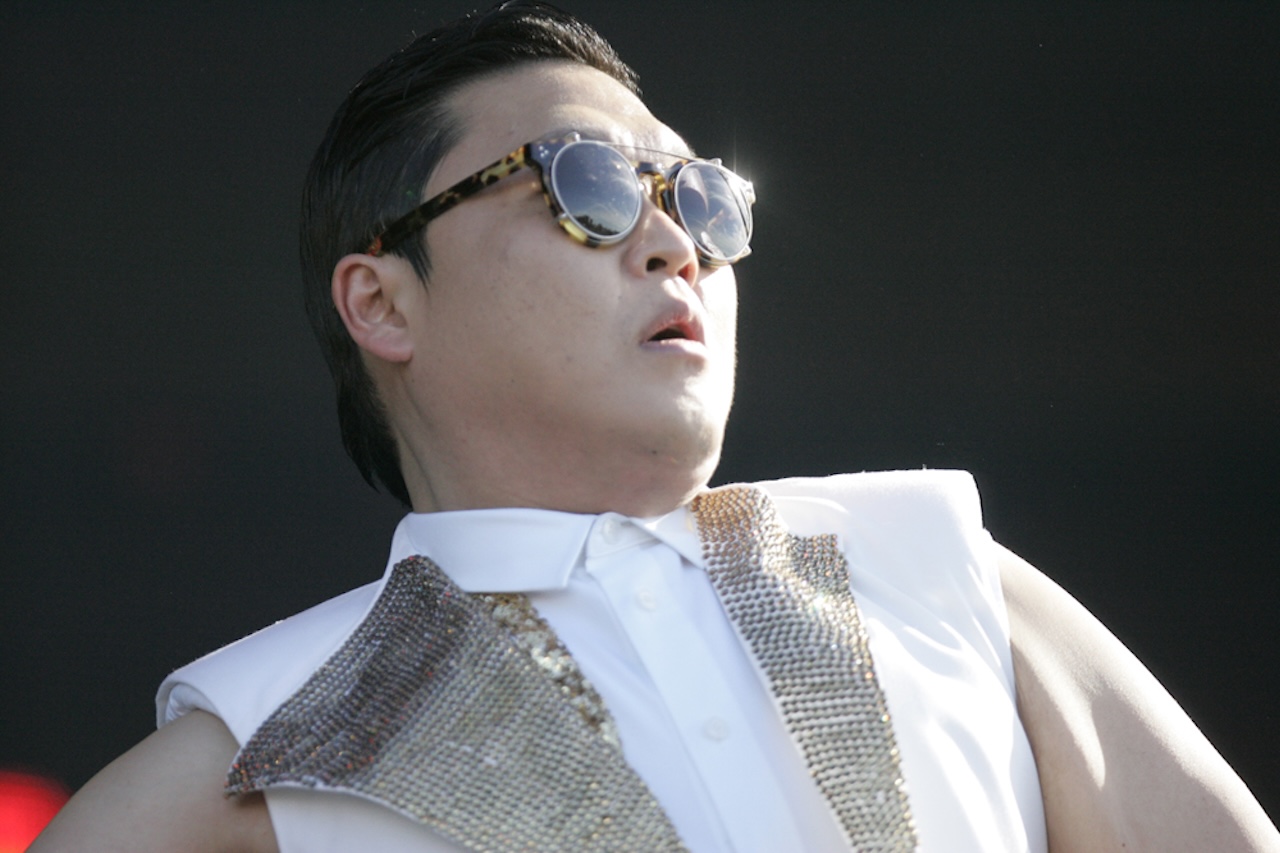 A legislação é especialmente relevante para artistas e celebridades, cujas carreiras podem ser afetadas pelo período de afastamento. O cantor Psy, famoso mundialmente pelo sucesso “Gangnam Style”, teve que se alistar duas vezes, em 2003 e 2007, depois que a Justiça concluiu que ele não havia cumprido corretamente suas obrigações. 
