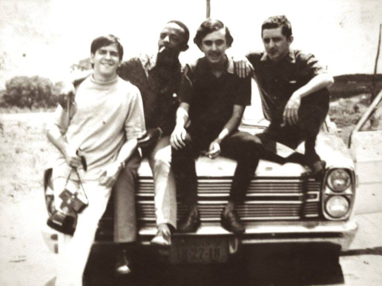 Na década de 1960, Geraldo mudou-se para Recife, onde ampliou suas experiências musicais e passou a se apresentar em ambientes universitários. Mais tarde, seguiu para o Rio de Janeiro, trabalhou como instrumentista e integrou o Quarteto Livre (foto), grupo que acompanhou Geraldo Vandré. Nesse período, aproximou-se de artistas e movimentos culturais que questionavam a repressão política. Sua trajetória foi profundamente afetada pela ditadura militar. Ele foi preso em 1969 e sofreu tortura, experi