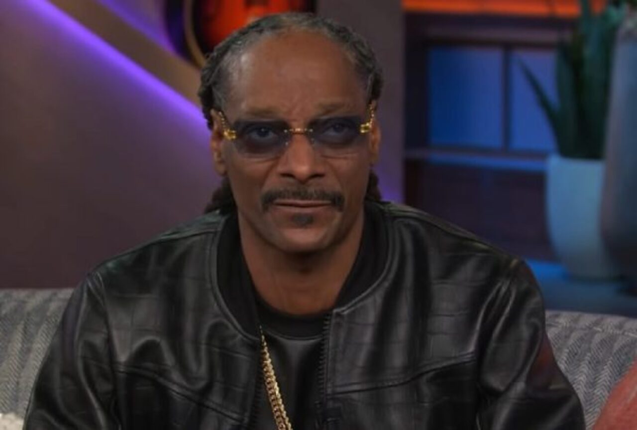 Em 2022, Snoop voltou a ocupar o centro das atenções da indústria ao adquirir os direitos da marca Death Row Records, gravadora que marcou o início de sua trajetória. Dois anos depois, reuniu-se novamente com Dr. Dre no álbum “Missionary”, lançado em dezembro de 2024. Em 2025, apresentou “Iz It a Crime?”, dando continuidade a uma discografia que atravessa diferentes gerações do hip-hop. 
