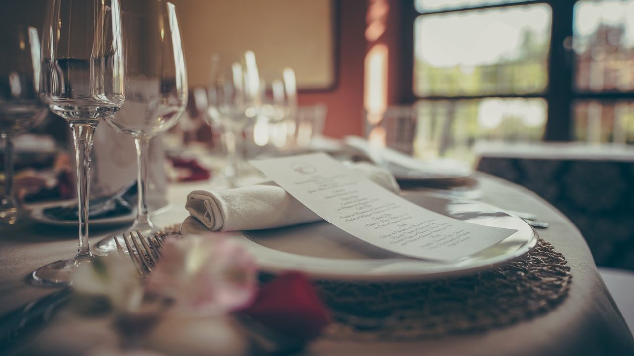 Dois restaurantes de São Paulo estão entre os 100 melhores do mundo no ranking do “The 50 Best Restaurants”. Divulgada em 21 de outubro de 2026, a lista estendida mostrou os estabelecimentos classificados entre a 51ª e a 100ª posições, com base nos votos de mais de 1.100 especialistas do setor gastronômico, entre chefs, críticos e viajantes frequentes.
 -  (crédito:  Pexels / Alem Sánchez)