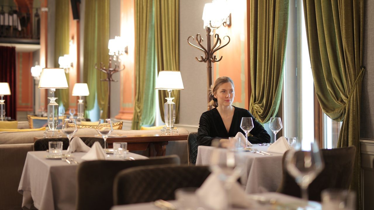 Entre os restaurantes que ficaram de fora da lista deste ano, o Tuju havia estreado no ranking em 2025, enquanto o Evvai retornou à seleção naquela edição. Já o Oteque e A Casa do Porco fizeram parte dos 50 primeiros colocados em 2024, quando ocuparam, respectivamente, a 37ª e a 27ª posições.
