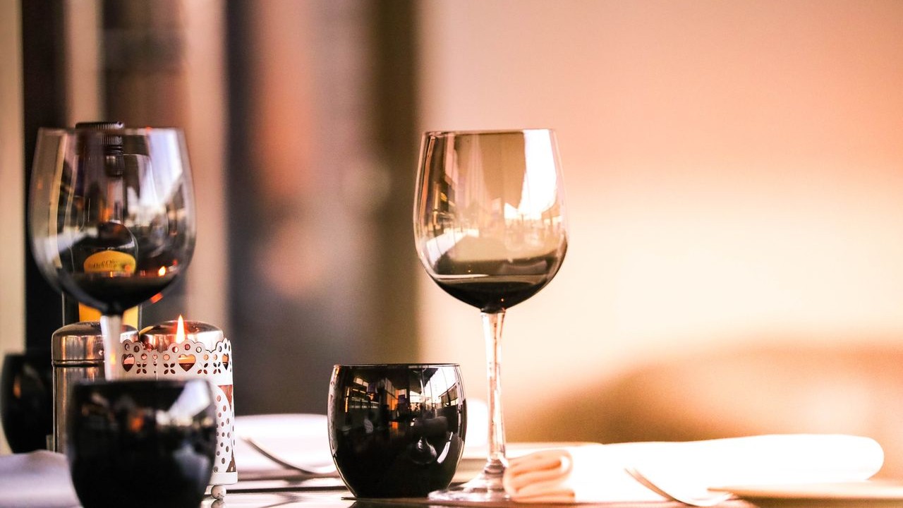 O resultado de 2026 representa uma queda em relação ao ano de 2025, quando quatro restaurantes brasileiros integraram essa faixa do ranking: o Tuju, na 70ª posição; o Oteque, na 81ª; A Casa do Porco, na 83ª; e o próprio Evvai, na 95ª colocação.