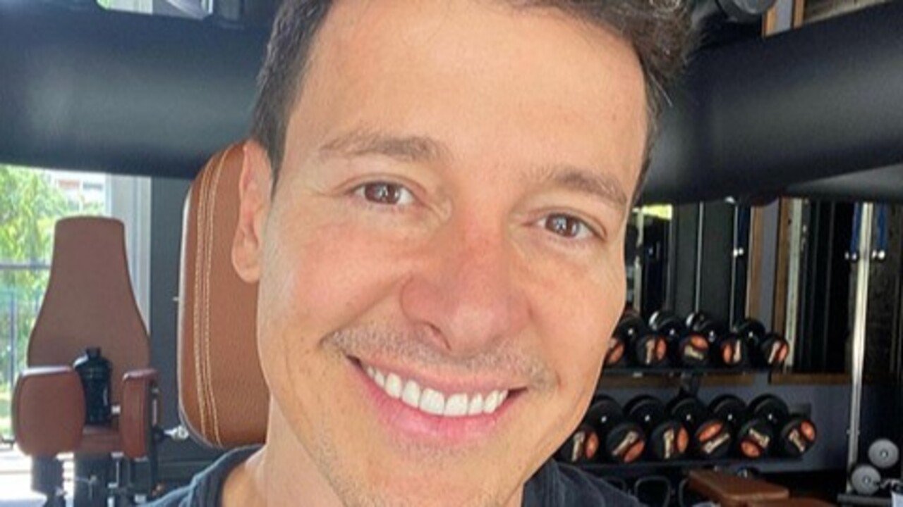 O apresentador afirmou que a convivência com o pai influenciou sua escolha de não beber, mas ressaltou que não considera essa decisão consequência de um trauma. Para ele, trata-se de uma escolha pessoal, ligada à forma como conduz a própria vida e cuida de quem ama. “Eu não coloco uma gota de álcool na minha boca. Isso não é um trauma, é uma decisão”, declarou.
