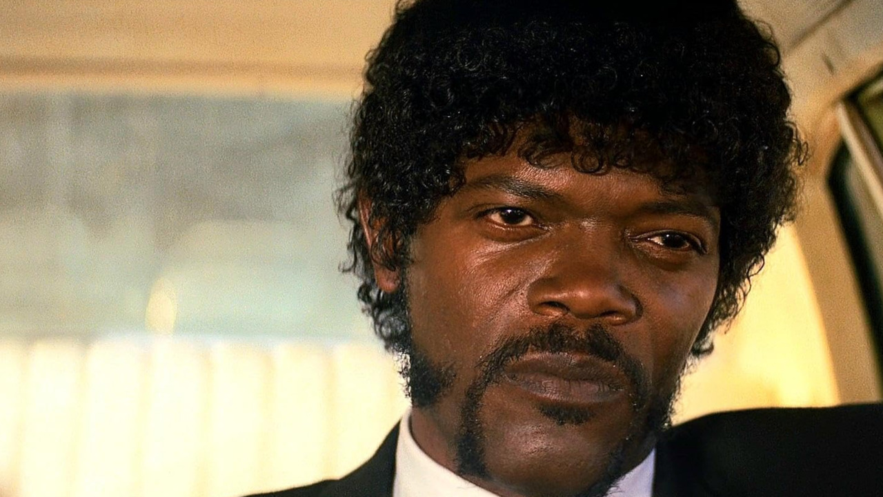 Samuel L. Jackson nasceu em Washington, em 1948, e ganhou destaque no cinema com trabalhos em filmes de Spike Lee, como “Faça a Coisa Certa” e “Febre da Selva”. O ator recebeu uma indicação ao Oscar por “Pulp Fiction: Tempo de Violência” e, anos depois, ganhou uma estatueta honorária em reconhecimento à sua trajetória na indústria cinematográfica.
