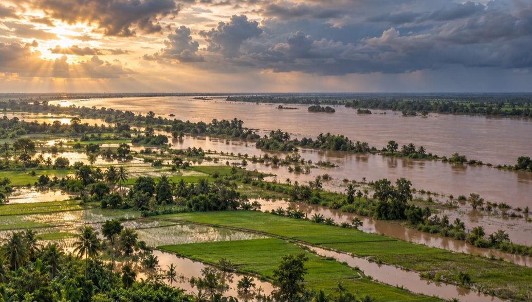 As cheias do rio Mekong ajudam a fertilizar planícies agrícolas do Camboja, depositando sedimentos no solo. O clima tropical alterna estações seca e chuvosa, sob influência das monções. O calor e as chuvas também influenciam o turismo, importante para a economia nacional.