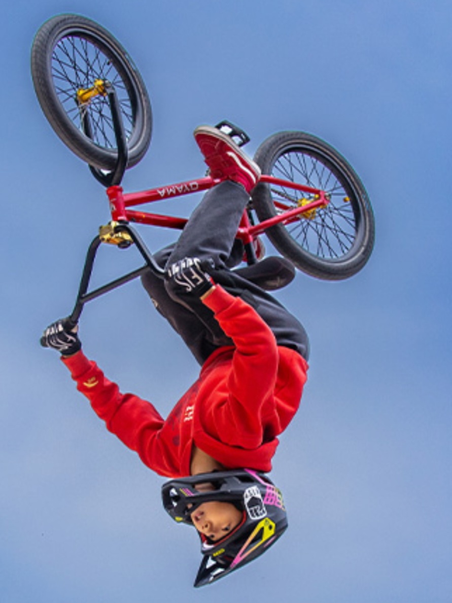 Na China, Liu Haoran, de 13 anos, realizou um salto mortal para trás com uma bicicleta BMX que atingiu 2,9 metros de altura. O feito superou a marca de 2,8 metros mantida pelo britânico Ben Wallace desde 2010. O jovem conquistou o recorde de maior altura nessa modalidade. 