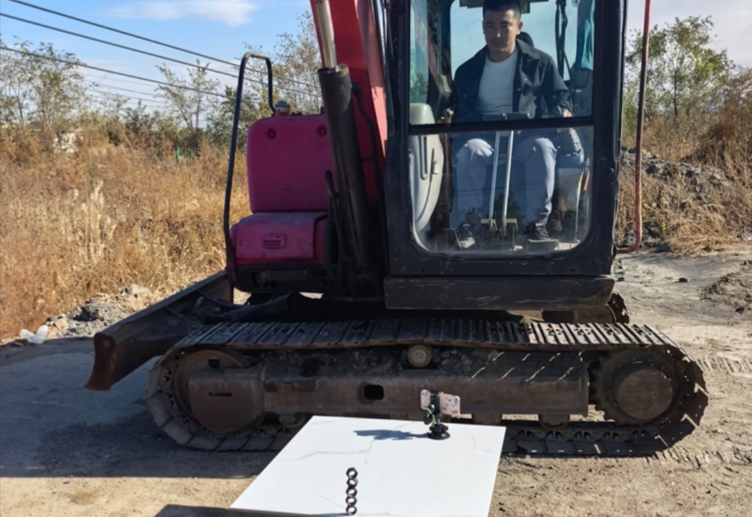 Na China, Lv Ping usou uma escavadeira para empilhar cinco porcas hexagonais em 1 minuto e 26 segundos. A tarefa exigiu precisão para movimentar pequenas peças com uma máquina de grande porte. O recorde foi registrado em Fuxin, em novembro de 2025