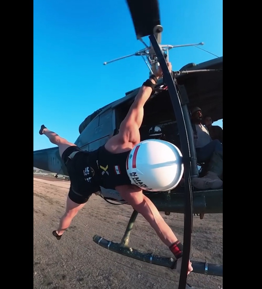 No Líbano, Samer Madi manteve o corpo na horizontal, com as pernas afastadas, enquanto se segurava em um helicóptero em voo. A posição, conhecida como bandeira humana, foi sustentada por 21 segundos. O feito garantiu um recorde em novembro de 2025. 