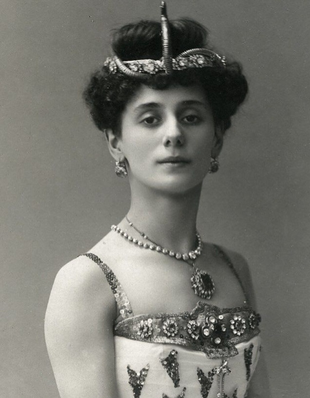 Anna Pavlova percorreu Austrália e Nova Zelândia em 1926, atraindo multidões para suas apresentações. Na Nova Zelândia, sua companhia permaneceu seis semanas e passou pelas quatro principais cidades do país