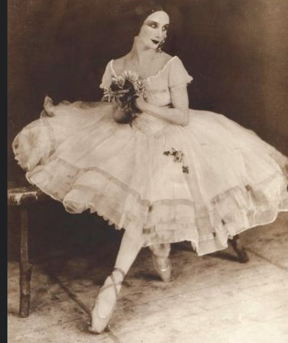 A sobremesa homenageia Anna Pavlova, uma das bailarinas russas mais famosas do início do século XX. Conhecida especialmente por sua interpretação de A Morte do Cisne, ela alcançou enorme popularidade em diferentes partes do mundo. 