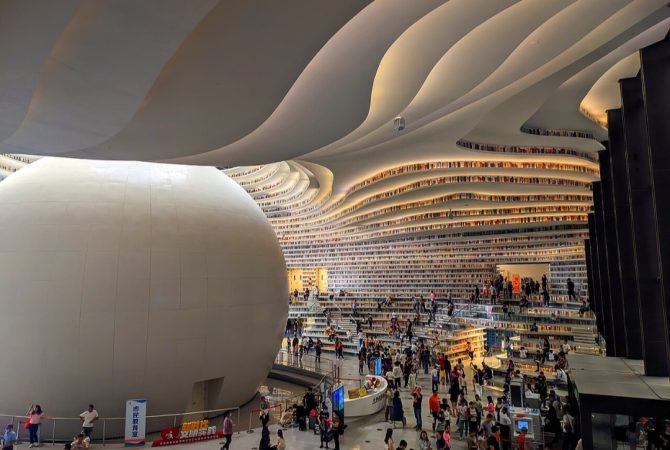 Biblioteca de Tianjin: “olho gigante” e estantes onduladas até o teto criaram um ícone da arquitetura