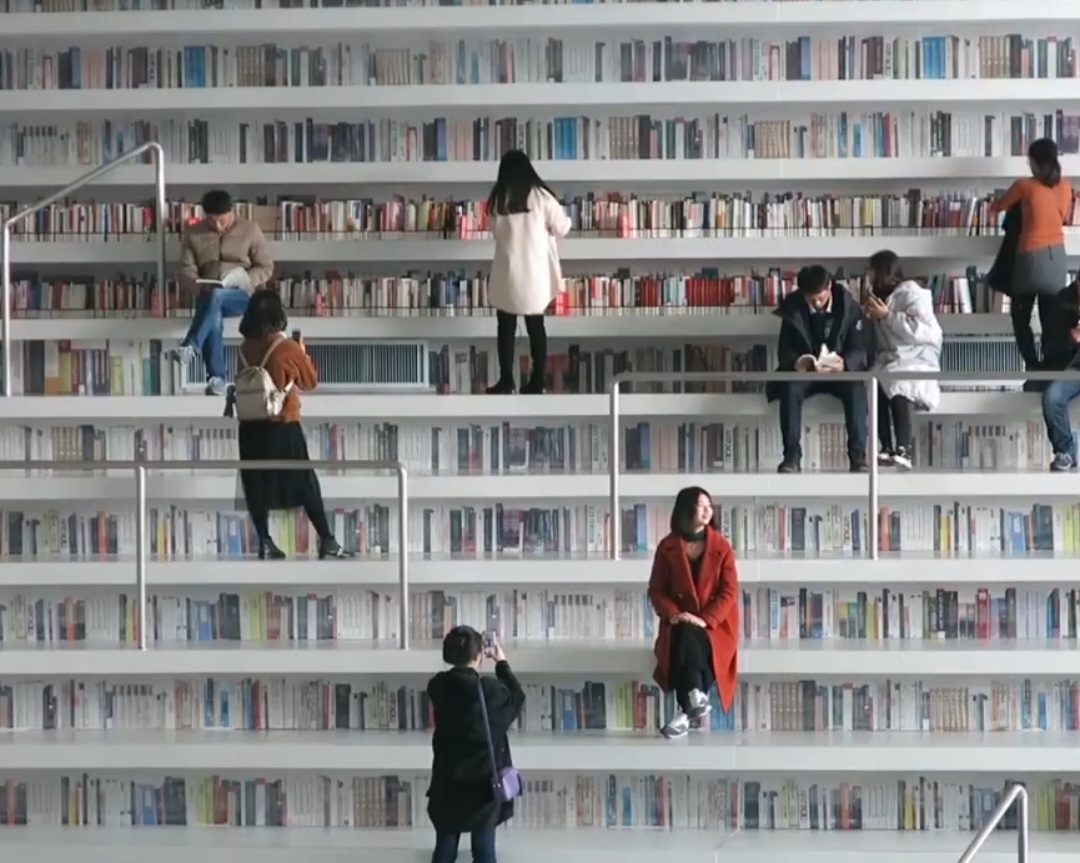 O acervo da Biblioteca de Tianjin reúne publicações de diferentes áreas, como literatura, história, ciências sociais, artes e ciências. O espaço também conta com áreas destinadas a crianças e idosos, além de salas para leitura, estudo e atividades culturais..