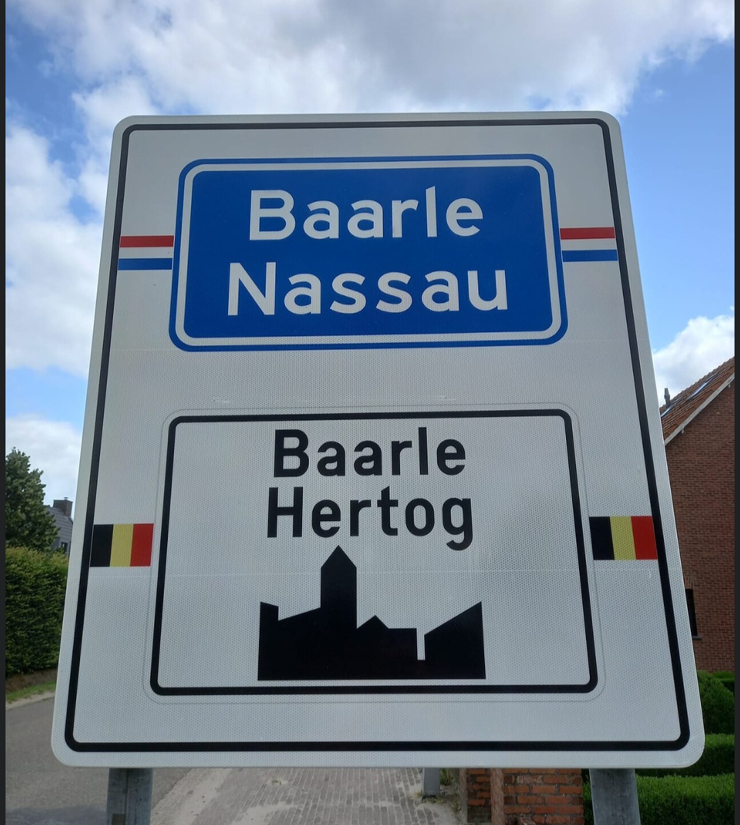 Baarle parece uma única localidade, mas é formada por dois municípios de países diferentes. Baarle-Nassau pertence aos Países Baixos, enquanto Baarle-Hertog é belga. Seus territórios se entrelaçam em um dos mapas mais curiosos da Europa.