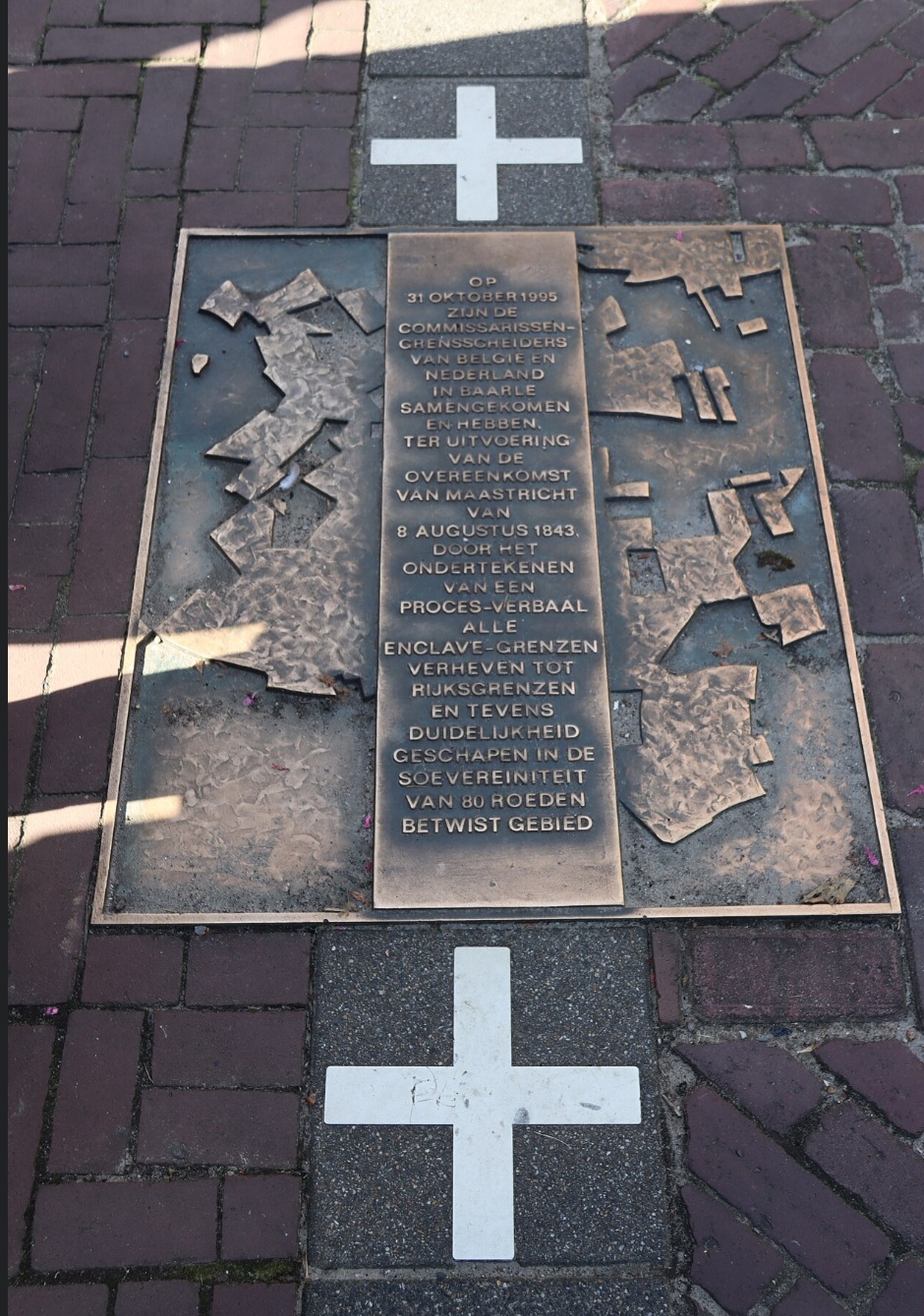 No centro de Baarle, a fronteira é indicada no chão por placas metálicas e pedras especiais. Ela atravessa ruas, calçadas, jardins e até edifícios. Em uma simples caminhada, é possível passar várias vezes de um país para o outro.