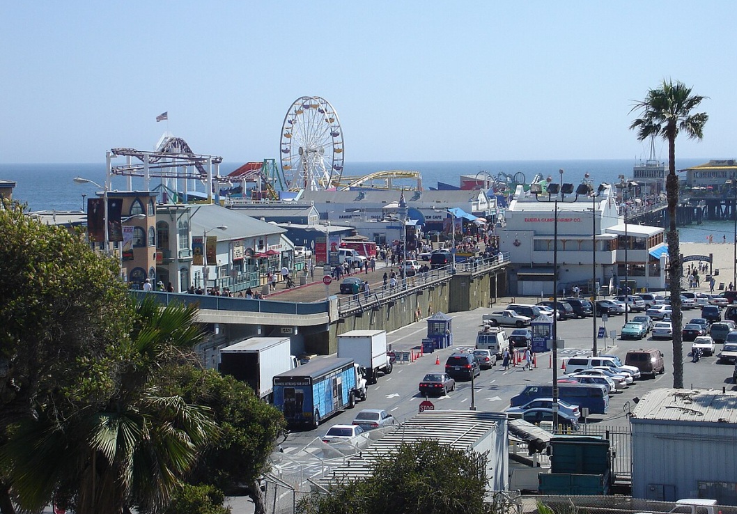 Santa Monica Pier — Estados Unidos
Inaugurado em 1909, o Santa Monica Pier tornou-se um dos símbolos do litoral da Califórnia. Além da vista para o Pacífico, abriga parque de diversões, restaurantes e a famosa roda-gigante à beira-mar.
