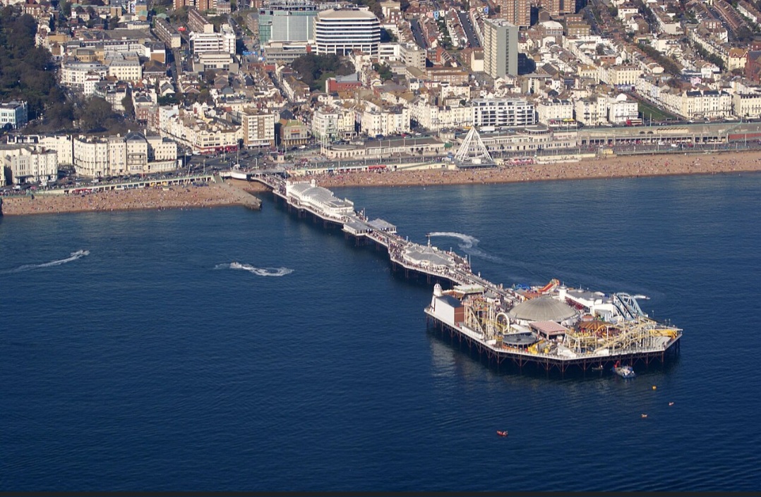 Brighton Palace Pier — Inglaterra
Aberto em 1899, o píer de Brighton é uma das imagens mais conhecidas desta cidade costeira inglesa. A estrutura avança sobre o Canal da Mancha e reúne atrações, jogos, restaurantes e áreas de passeio.
