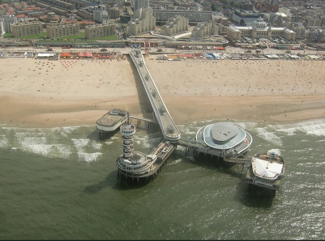 Scheveningen Pier — Países Baixos
Na costa de Haia, o píer de Scheveningen chama atenção por sua arquitetura e pelas atrações instaladas sobre o Mar do Norte. Conta com roda-gigante, restaurantes e atividades de aventura, além de oferecer ampla vista do litoral.